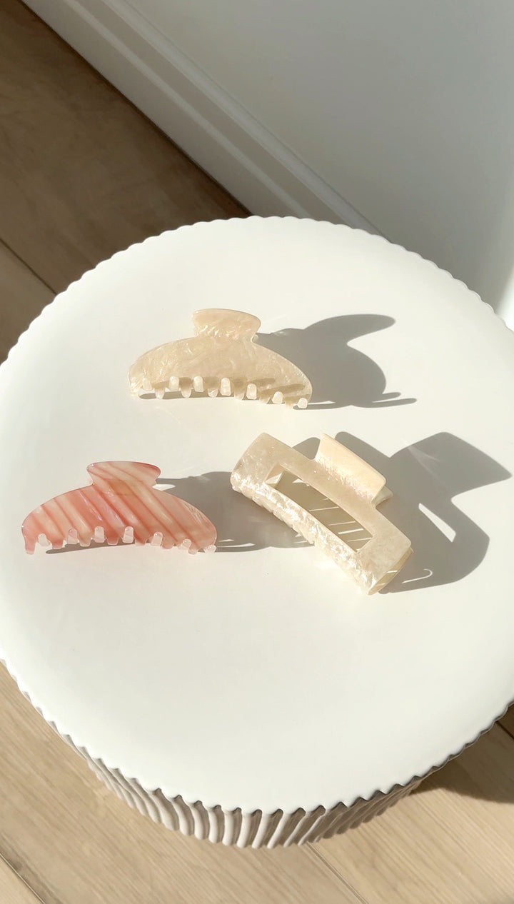 ROUNDED CLAW CLIP - WHITE CRUSH