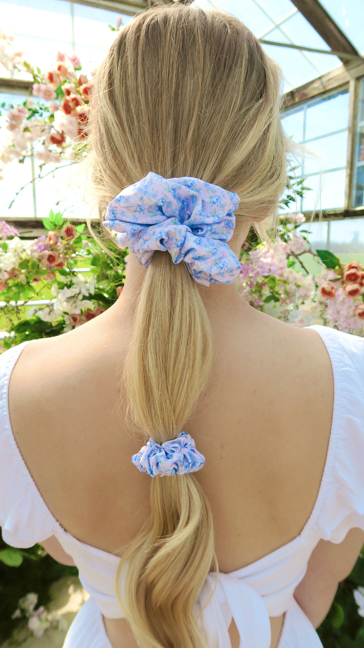 BLOOMING BLUES - Printed Silk Scrunchie