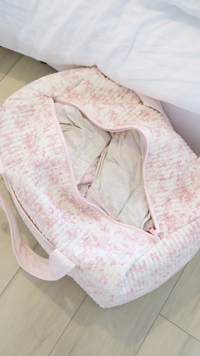 QUILTED WEEKEND DUFFEL BAG - PINK TOILE