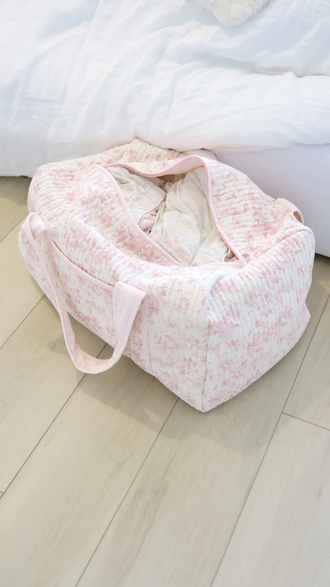 QUILTED WEEKEND DUFFEL BAG - PINK TOILE