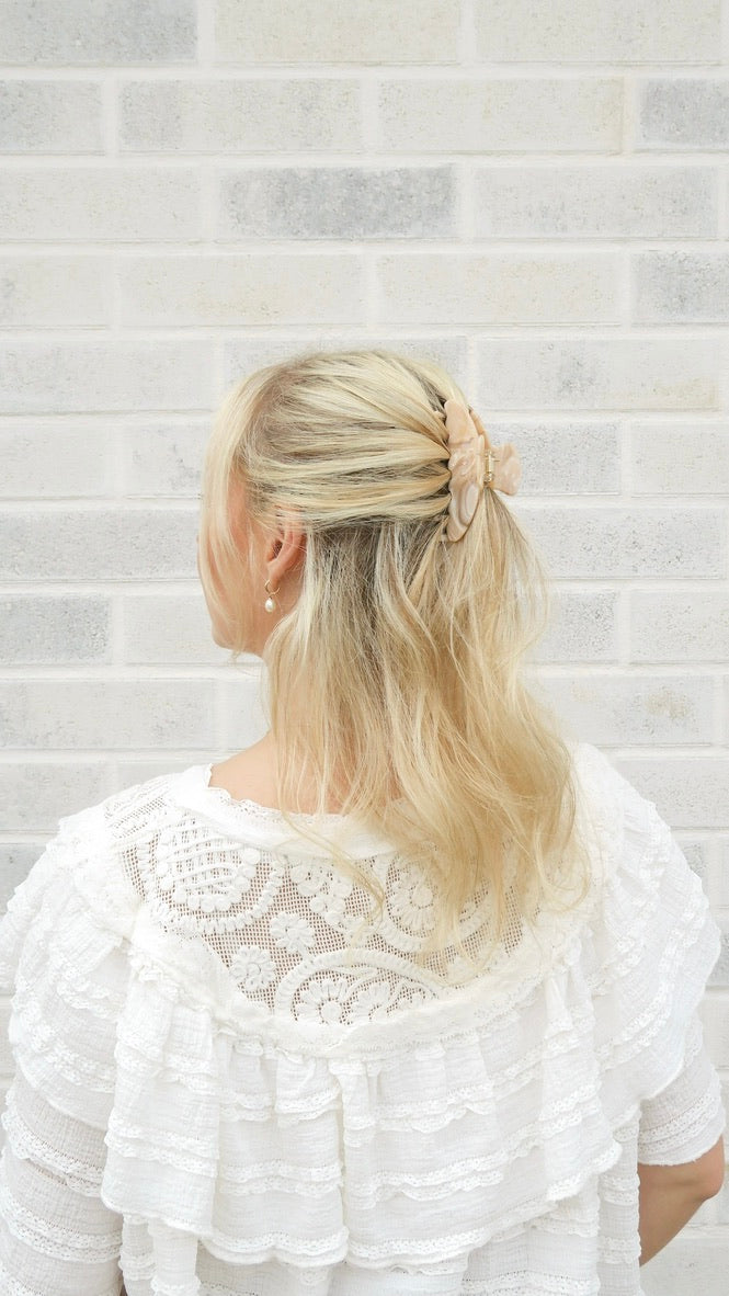 ROUNDED CLAW CLIP - BEIGE CHIFFON