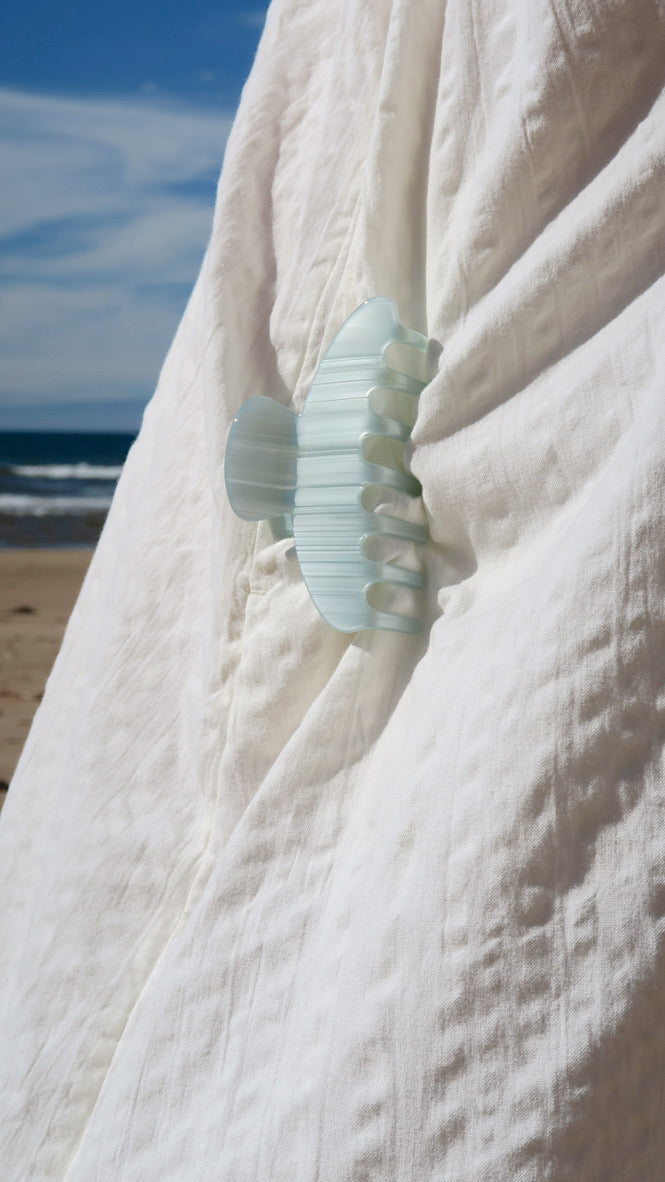 ROUNDED CLAW CLIP - BARELY BLUE