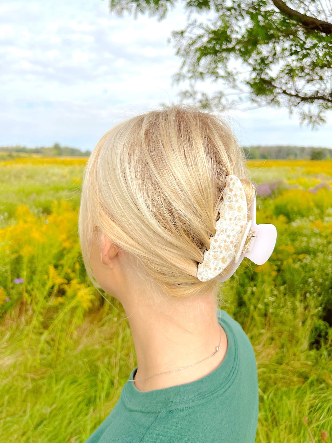 ROUNDED CLAW CLIP - WHITE FLORALS - Beyond Scrunchies