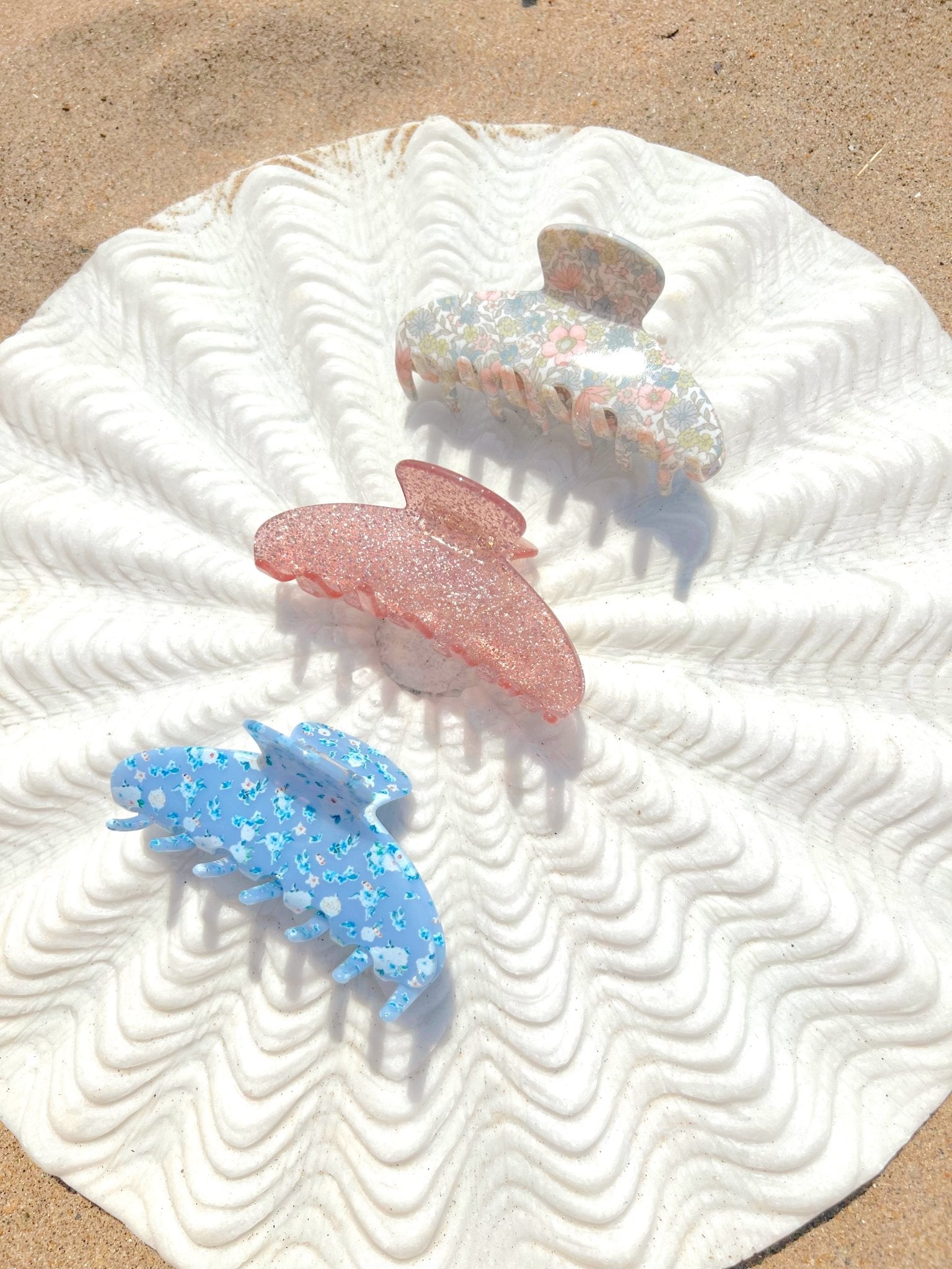 ROUNDED PRINTED CLAW CLIP - BLUE FLORAL - Beyond Scrunchies